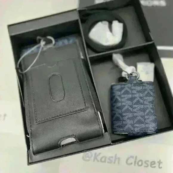 Michael Kors Tech lanyard & Airpod case box set MK Signature Admiral blue - Picture 2 of 7